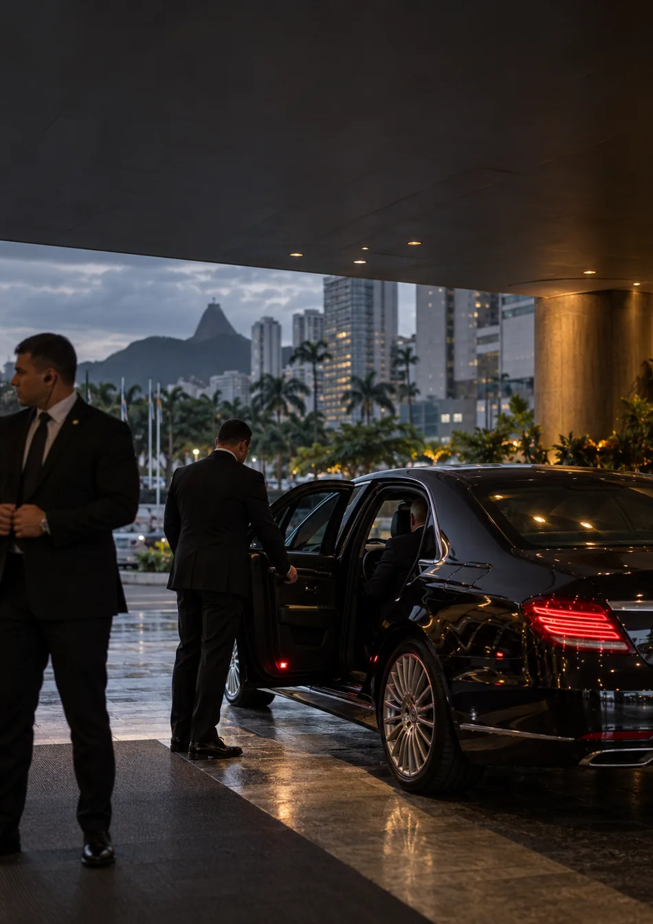 Cena ilustrativa de agente em operação de chegada de veículo executivo